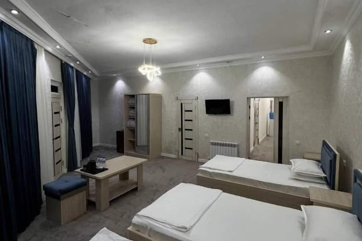 Standaard driepersoonskamer, balkon | 1 slaapkamer, een bureau, een laptopwerkplek, gratis wifi