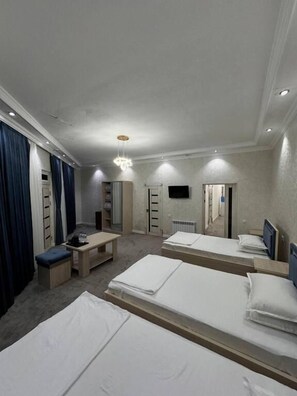 Standaard driepersoonskamer, balkon | Een bureau, een laptopwerkplek, gratis wifi