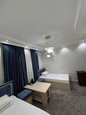 Skrifborð, vinnuaðstaða fyrir fartölvur, ókeypis þráðlaus nettenging