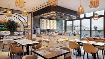 Tägliches Frühstücksbuffet (60 AED pro Person)