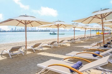 Plage privée à proximité, cabines (en supplément), chaises longues