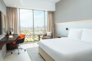 セーフティボックス (室内)、デスク、ノートパソコン用作業スペース、遮光カーテン