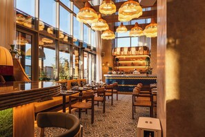 2 restaurants, breakfast, lunch, dinner served; international cuisine - Hotel Local Dubai, Jumeirah Village Triangle, Autograph Collection (Dubai)