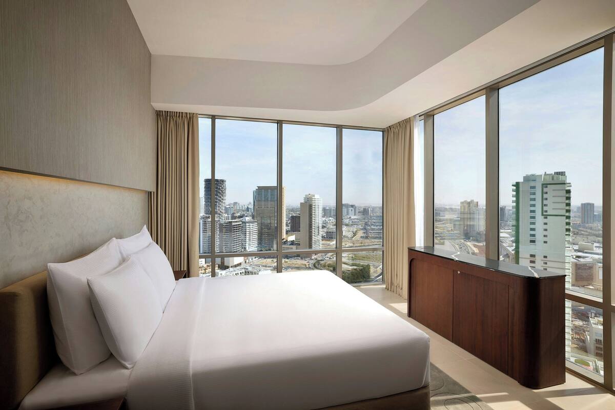 Deluxe King Room with Soluna Beach Access | In-room safe, desk, laptop workspace, blackout drapes