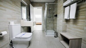 Buồng tắm vòi sen, đồ dùng nhà tắm miễn phí, máy sấy tóc, khăn tắm 