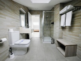 Ducha, artículos de higiene personal gratuitos y secador de pelo