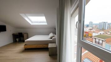 Schreibtisch, laptopgeeigneter Arbeitsplatz, kostenloses WLAN