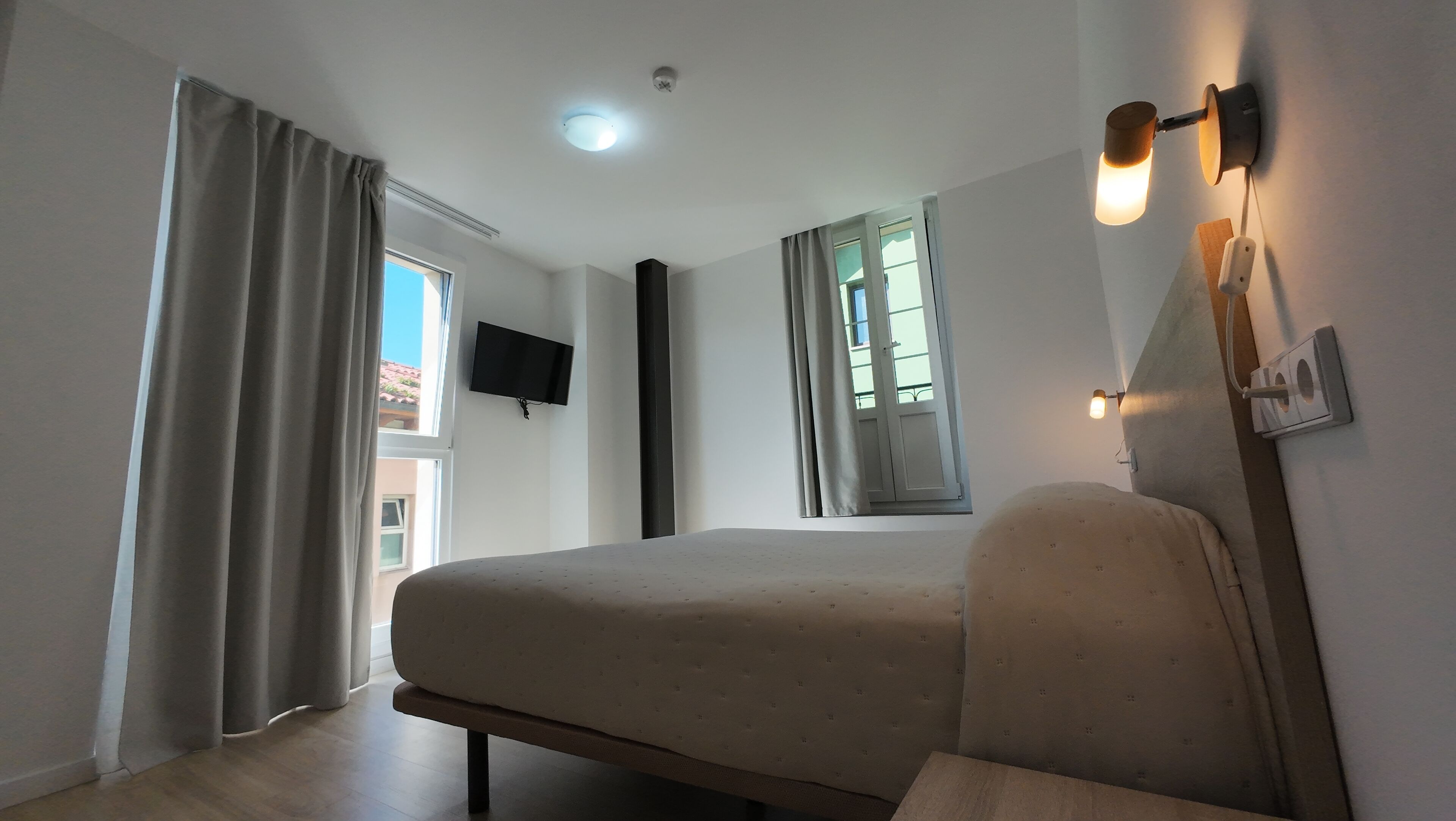 デスク、ノートパソコン用作業スペース、WiFi (無料)