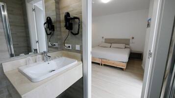 Standardværelse med 2 enkeltsenge - 1 soveværelse | Skrivebord, arbejdsområde til bærbare computere, gratis Wi-Fi