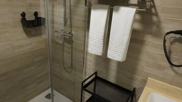 Een douche, gratis toiletartikelen, een haardroger, handdoeken