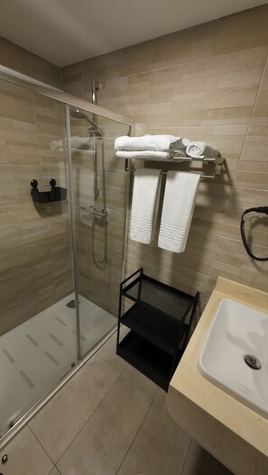 Chuveiro, produtos de toalete grátis, secador de cabelo