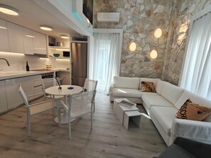 Exclusive Suite, Sea View | Living area | Flat-screen TV - Luna Luxury Apartment in Polychrono (Kassandra)