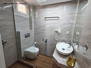 Exclusive Suite, Sea View | Bathroom | Shower, free toiletries, hair dryer, towels - Luna Luxury Apartment in Polychrono (Kassandra)