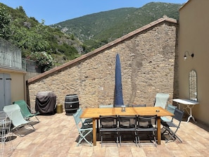 Outdoor dining - Beautifully restored wine grower’s house with pool in stunning riverside village (Roquebrun)