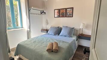 5 chambres, bureau, fer et planche Ă repasser, lit parapluie