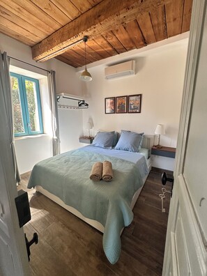 5 soverom, skrivebord, strykejern/-brett og reiseseng for barn