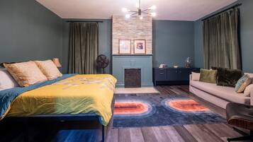 5 habitaciones, escritorio y tabla de planchar con plancha