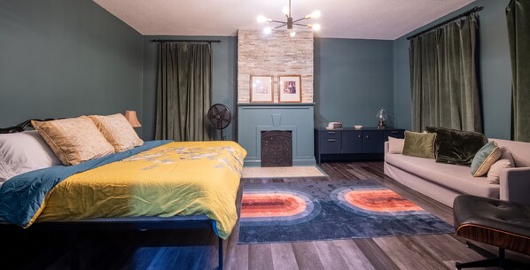 5 chambres, bureau, fer et planche à repasser, lit parapluie