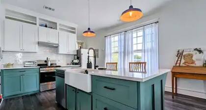 Bluff City Luxe Midtown: 3800 sf, King Bd, 2 Game Rooms, Chef's Kitchen, Gym