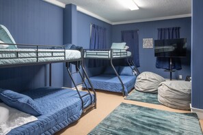 5 chambres, bureau, fer et planche à repasser, lit parapluie