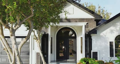 Luxury home with Pool, Electric Vehicle charger in McAllen near by hospitals and