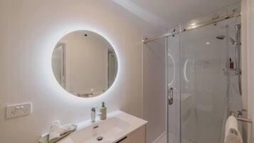 Douche, sĂšche-cheveux, serviettes fournies