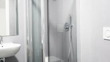 Doccia, asciugacapelli, asciugamani, sapone