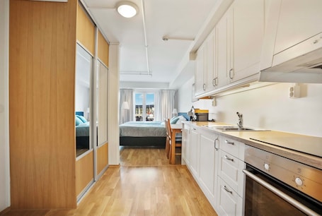 Refrigerador con freezer, microondas, horno, placa de cocina