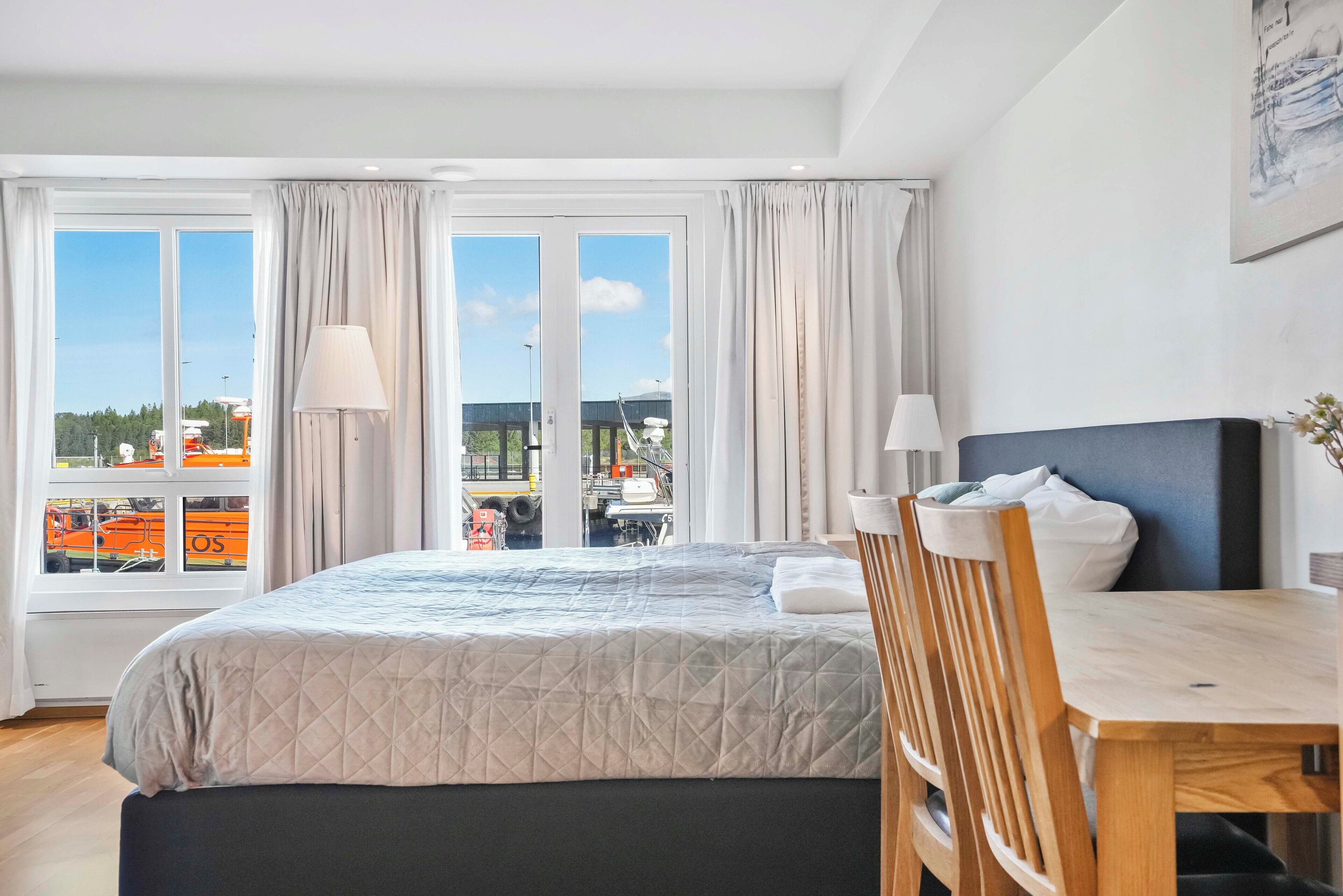 Rideaux occultants, chambres insonorisées, fer et planche à repasser