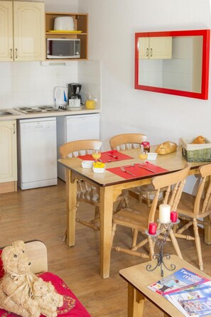 Interior - 100m from resort center, swimming pool, balcony, tv, ski locker, 30m², La Norma (La Norma)
