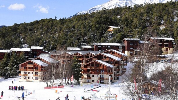 A ski resort with wooden cabins, a ski slope, and a mountain backdrop. - Ski-in/ski-out & foot of the slopes, swimming pool, balcony, tv, ski locker, 50m², La Norma (La Norma)