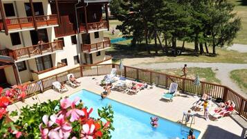 Een verwarmd zwembad