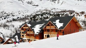 Une station de ski avec des chalets en bois et une piste de ski.