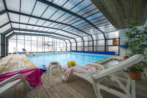 Una piscina techada, una piscina climatizada