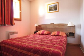 2 bedrooms, free WiFi, wheelchair access - 100m from resort center, swimming pool, balcony, parking, tv, ski locker, 35-38m², La Toussuire (Fontcouverte-la-Toussuire)