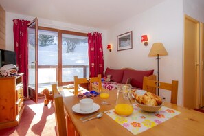 Dining - 200m from ski slopes, fitness, swimming pool, sauna, terrace, balcony, tv, ski locker, 35-40m² (Le Corbier)