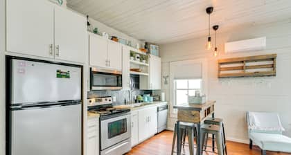 1 Mi to Dtwn: Home w/ Fenced Yard in Galveston!