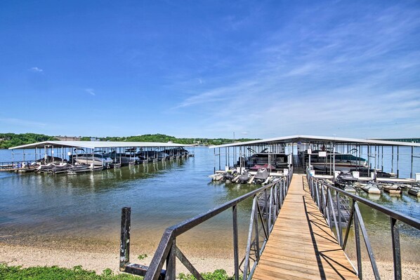 Interior - Lakefront Osage Beach Condo w/ Balcony & Pool (Osage Beach)