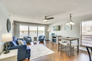 Interior - Lakefront Osage Beach Condo w/ Balcony & Pool (Osage Beach)