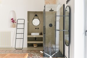 Douche, sèche-cheveux, serviettes fournies, savon