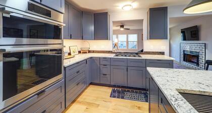 Steps to Dtwn & Fabulous Restaurants: Chic Condo