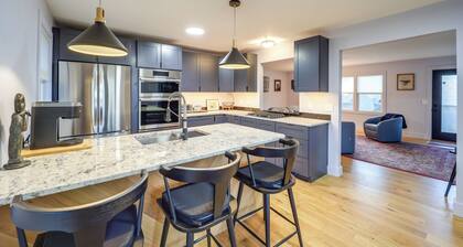 Steps to Dtwn & Fabulous Restaurants: Chic Condo