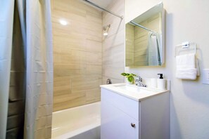 Dusche, Haartrockner, Handtücher