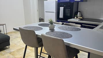 Refrigerador, placa de cocina