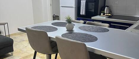 Kylskåp och spishäll