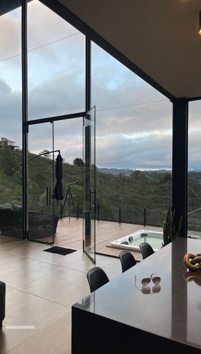 Glass house on the mountain in Macacos, close to waterfalls and ecological trails