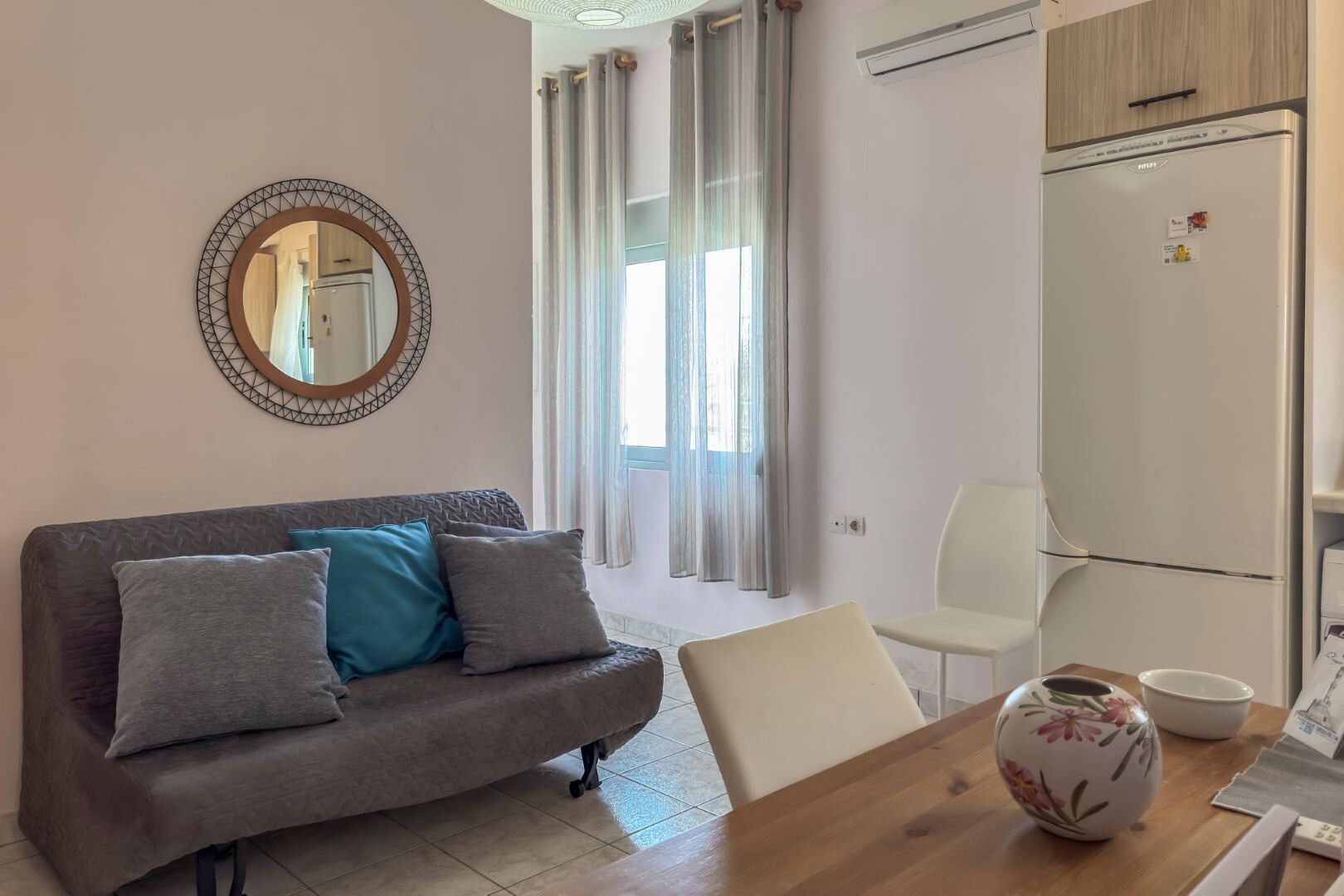 Basic-Apartment, 1 Queen-Bett und Schlafsofa, Balkon, Strandnähe | Wohnbereich | Flachbildfernseher