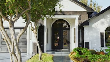House | 3 bilik tidur, meja, Internet