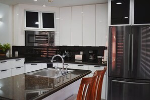 House | 3 bedrooms, desk, Internet - Family Luxury Home With Pool in Mcallen Near by Hospitals and Stores (McAllen)