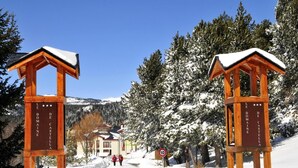 Ein hölzernes Wegweiser mit der Aufschrift 'LE DOMAINE DE CASTELLA', der einen Ort oder ein Anwesen bezeichnet.